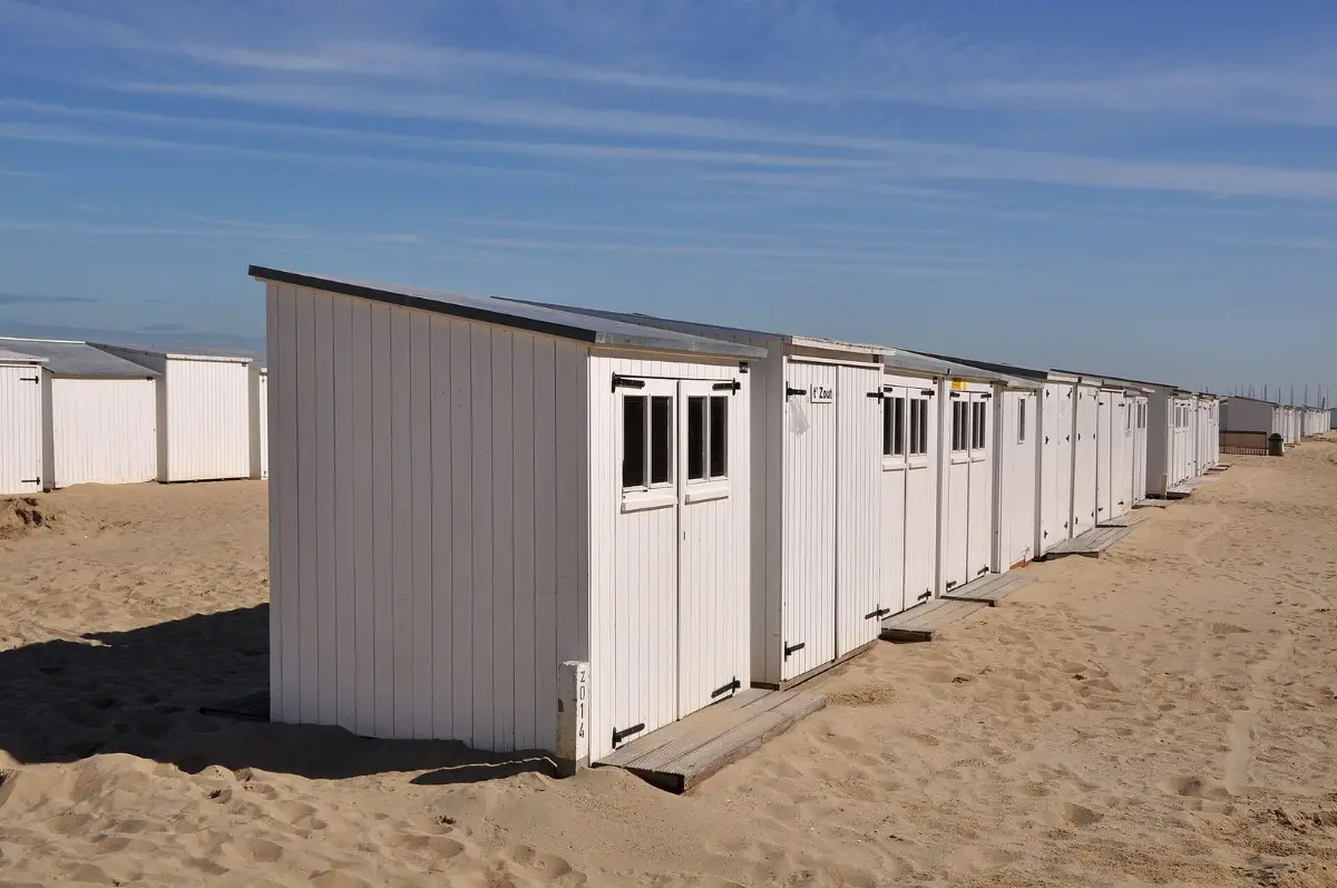Witte strandcabines op het strand van Knokke