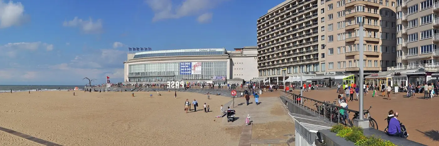 De zeedijk en het strand van Oostende